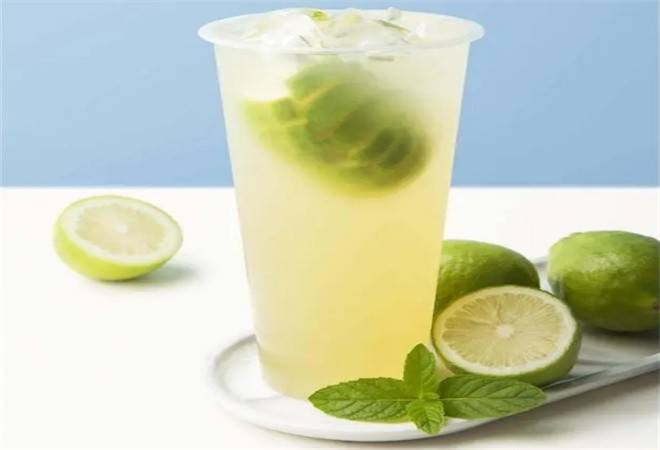 辛小甜手打柠檬茶鲜奶茶