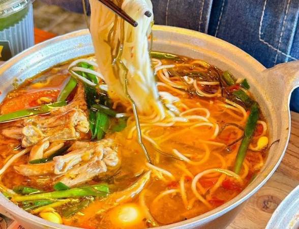 乔小悦云南水瓢小锅米线