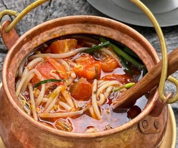 马潮凤云南铜锅米线