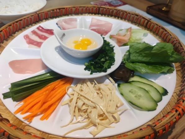 七彩云馆过桥米线