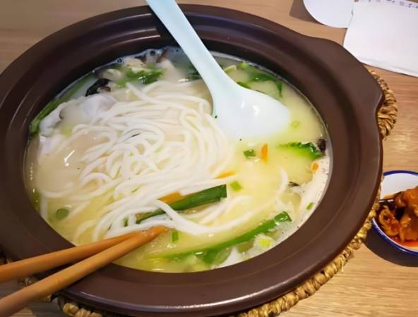 七彩云馆过桥米线