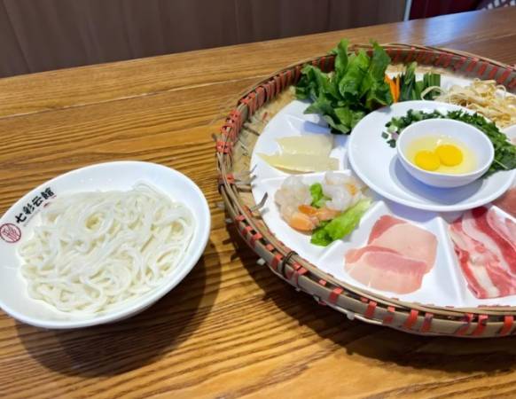 七彩云馆过桥米线