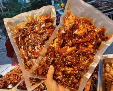 叼叼姐手撕烤兔