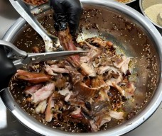 叼叼姐手撕烤兔