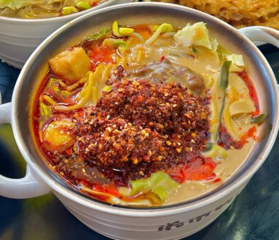 滚烫婆婆砂锅麻酱面