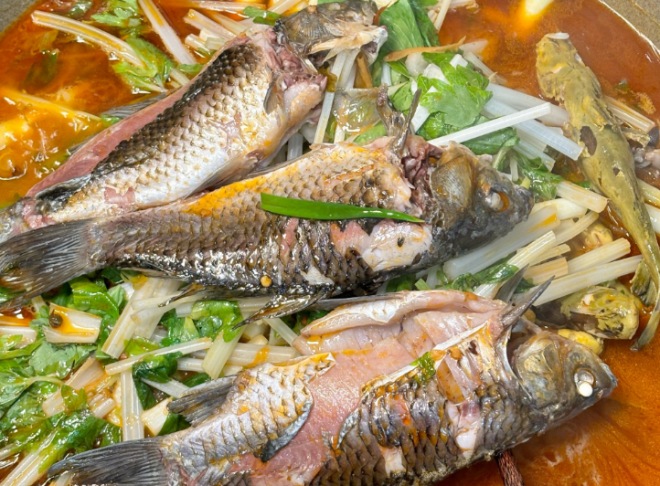 食寨年代石锅土鲫鱼