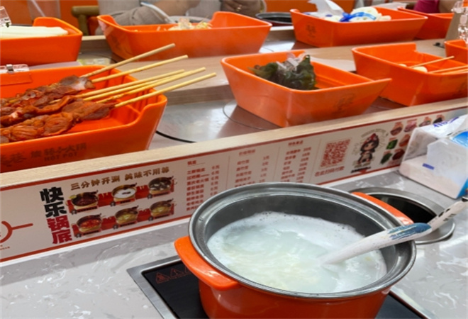 逸巷旋轉(zhuǎn)小火鍋加盟