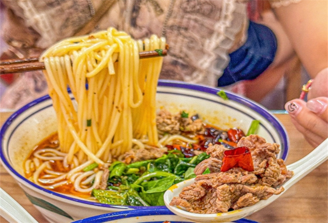 排隊王生燙牛肉米線加盟
