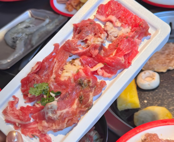 關小滿自助烤肉鮮切牛肉火鍋