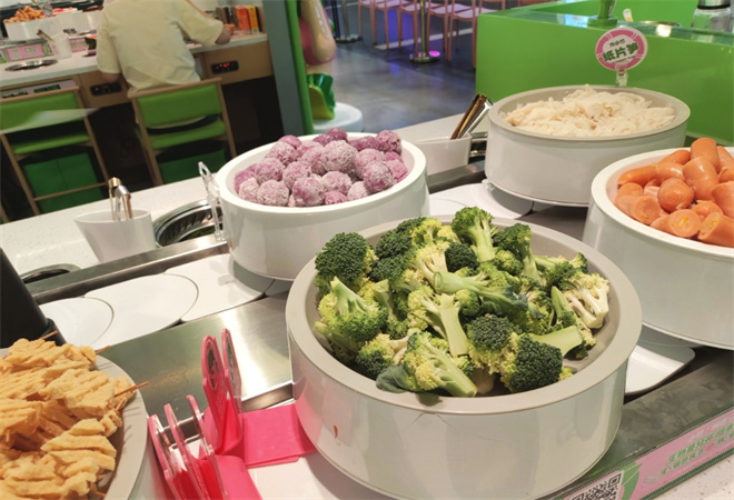 芳小竹嗨轉火鍋自助加盟