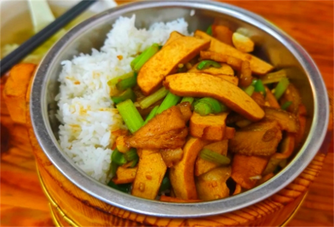 鄉村發現木桶飯