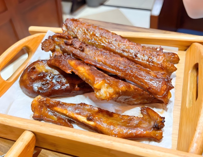 甲丁記烤鵝掌翅