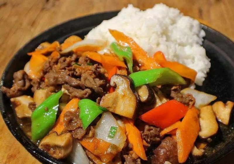 辣三廚牛肉蓋飯