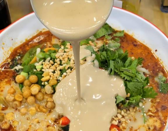 赛村花东北黏糊麻辣烫