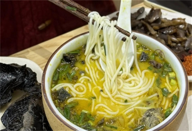 子宸什夾婆烏雞米線加盟