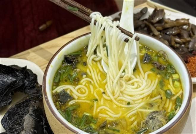 子宸什夹婆乌鸡米线