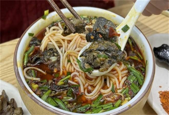 子宸什夹婆乌鸡米线