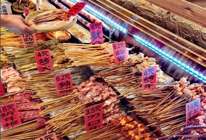 围满停车场烧烤