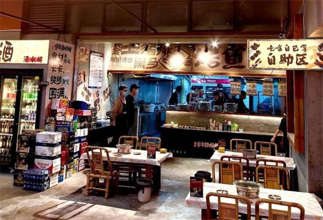 围满停车场烧烤