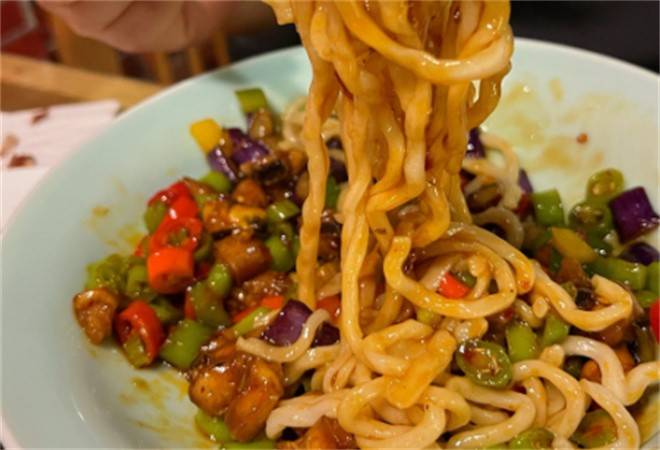 黄六爷辣爆小公鸡面