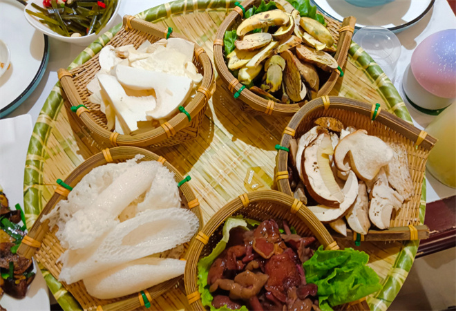 滇界云南見手青野鮮菌火鍋加盟