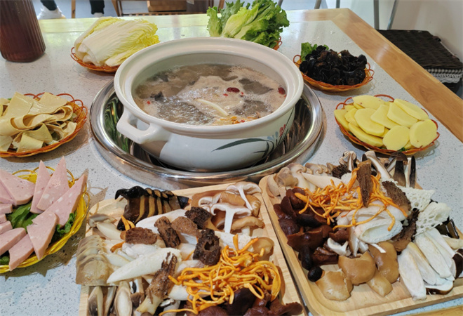 滇界云南見手青野鮮菌火鍋加盟