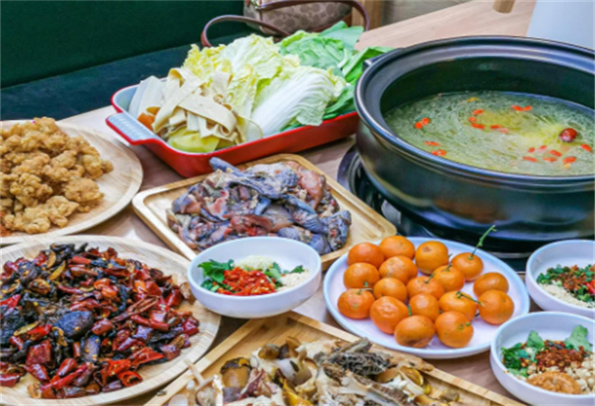 滇界云南見手青野鮮菌火鍋