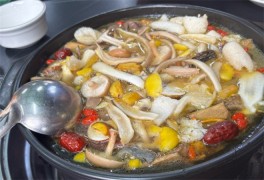 滇界云南見手青野鮮菌火鍋