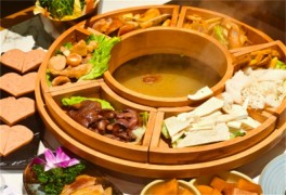 滇界云南見手青野鮮菌火鍋