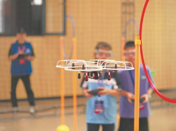 青少年无人机比赛