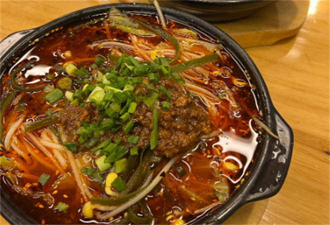 月亮米砂鍋麻醬米線加盟