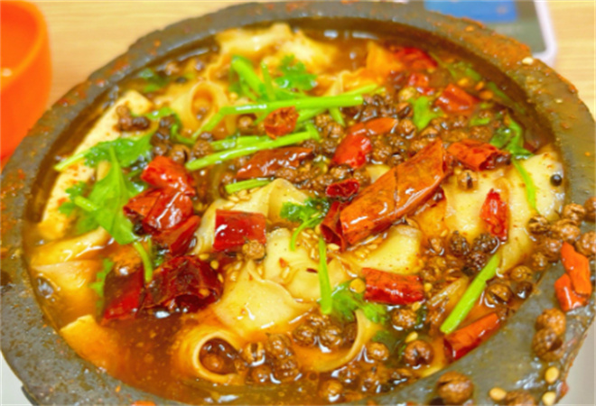 月亮米砂鍋麻醬米線