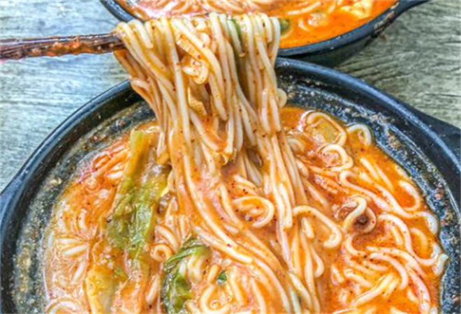 月亮米砂鍋麻醬米線加盟