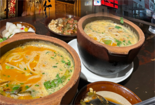 月亮米砂鍋麻醬米線