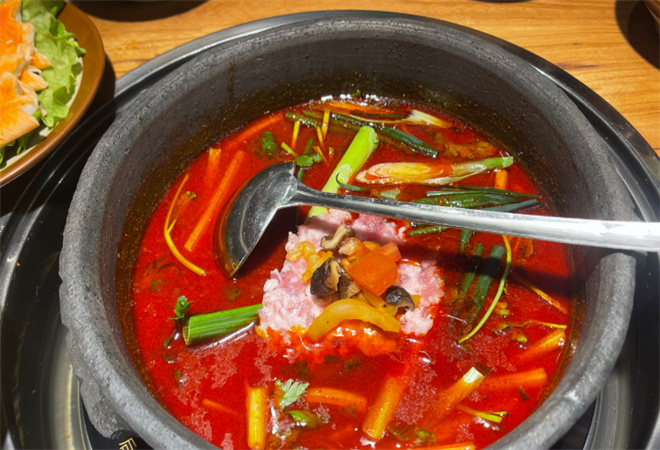 酸咕咕貴州酸湯火鍋