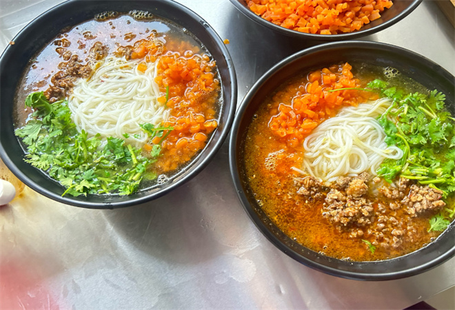 猪仔强把子肉肉酱米线