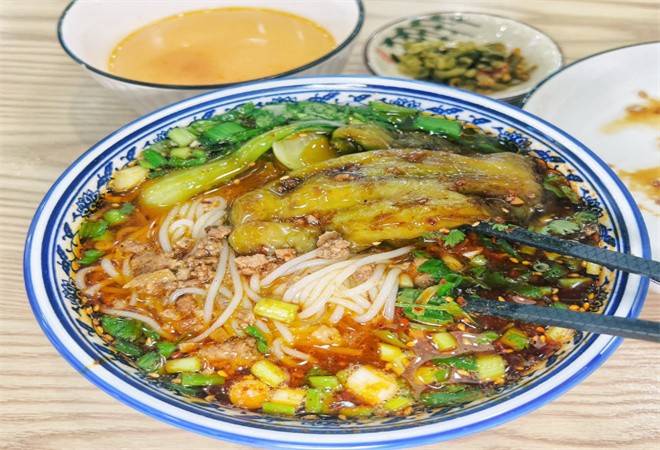 猪仔强把子肉肉酱米线