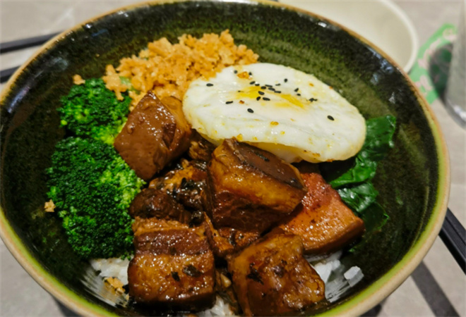 梅哩悠紅油燒肉拌飯加盟