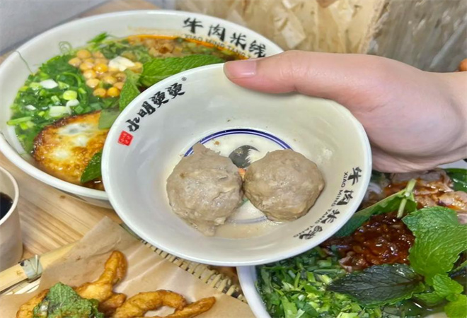 小明燙燙牛肉米線