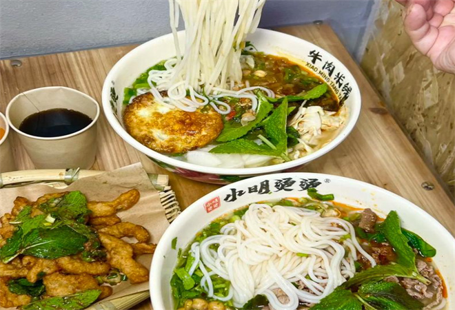 小明燙燙牛肉米線