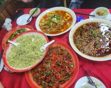 鄧雙雙自貢燒烤鹽幫菜