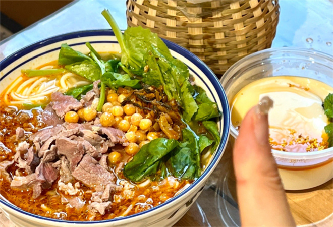 竇飽飽生燙牛肉米線