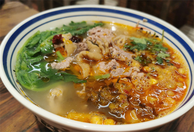 竇飽飽生燙牛肉米線