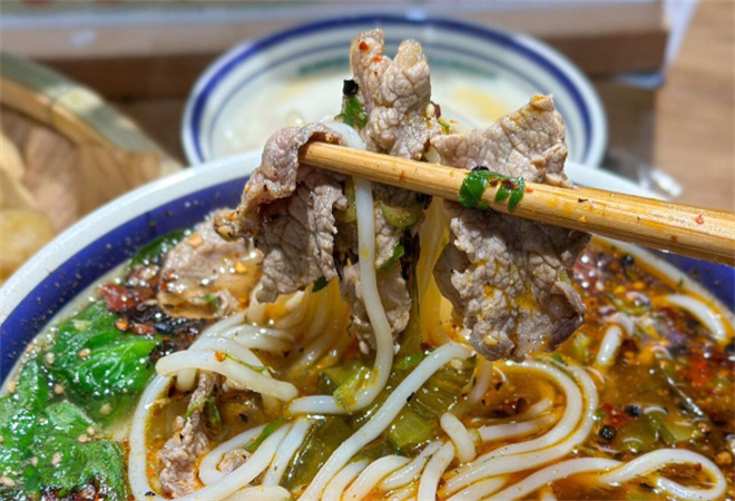 竇飽飽生燙牛肉米線