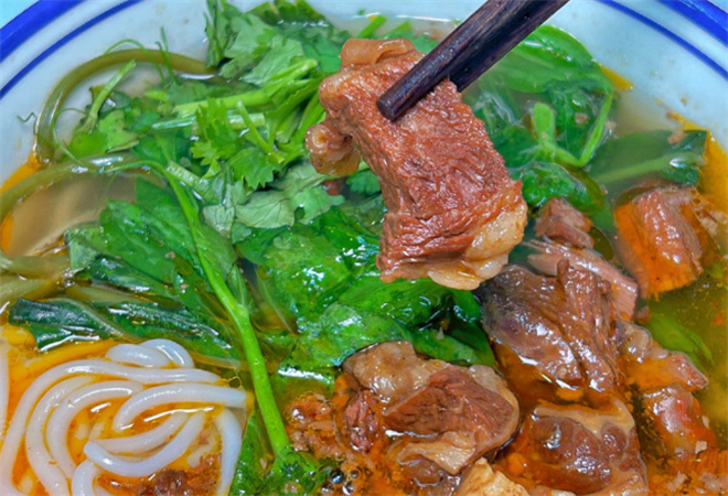 竇飽飽生燙牛肉米線